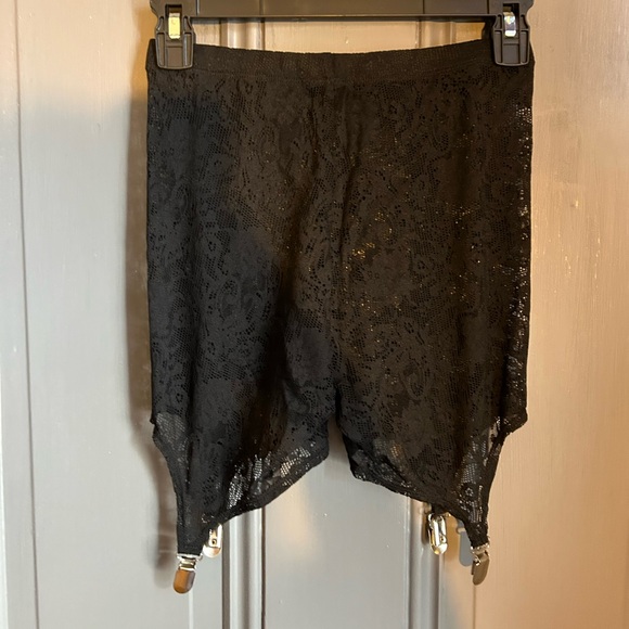 🆕 UO Silence and Noise lace garter shorts - Picture 3 of 4